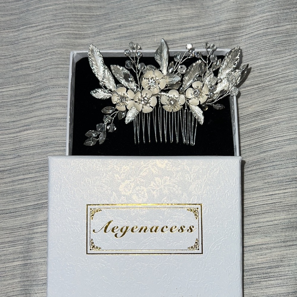 Beautiful Flower Hair Accessory - Picture 3 of 4